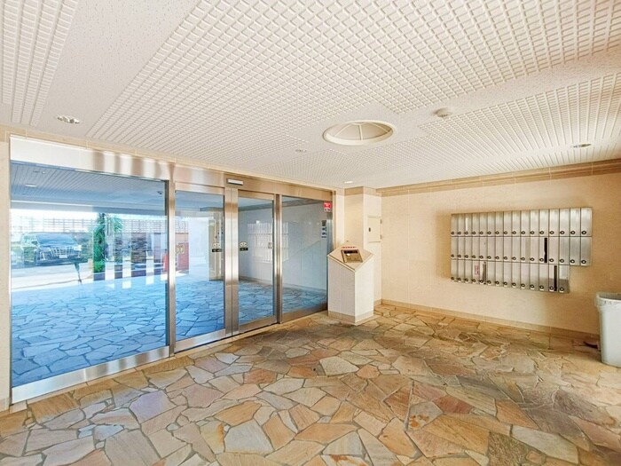 物件外観写真2　(エントランス部分)