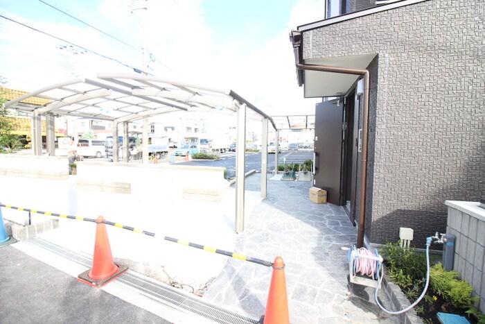 物件外観写真4　(エントランス部分)