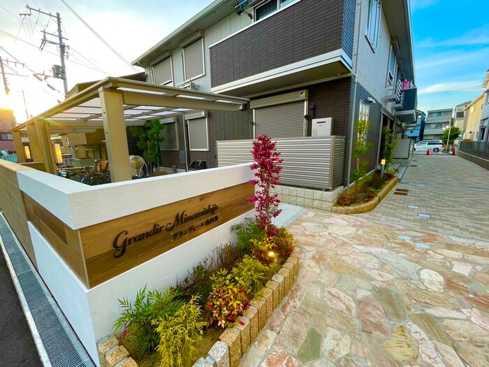 物件外観写真3　(エントランス部分)