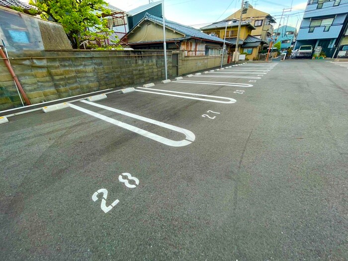 物件外観写真6　(駐車場)