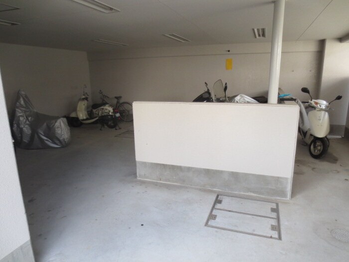 物件外観写真4　(駐輪場)