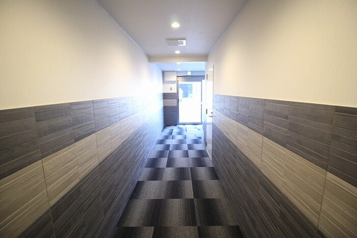 物件外観写真2　(エントランス部分)