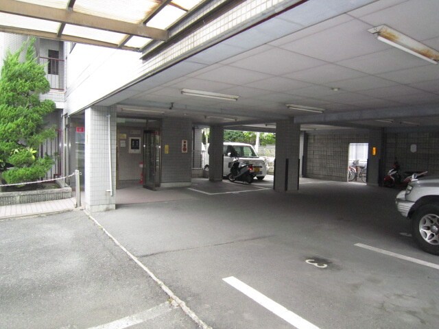 物件外観写真3　(駐車場)