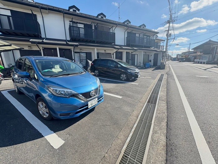 物件外観写真4　(駐車場)