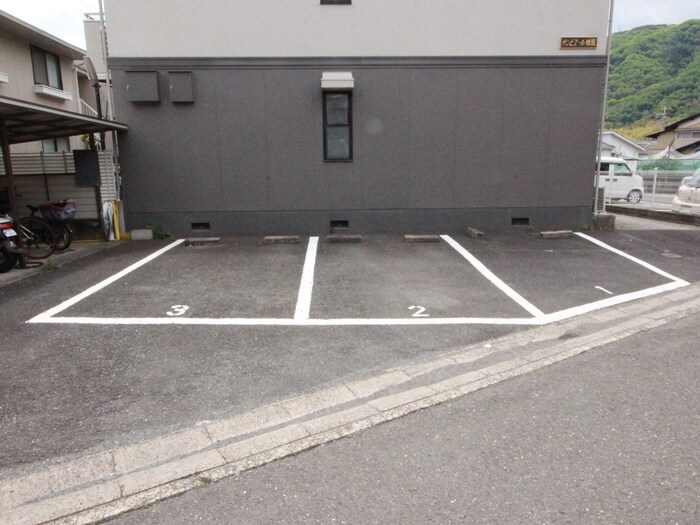 物件外観写真3　(駐車場)