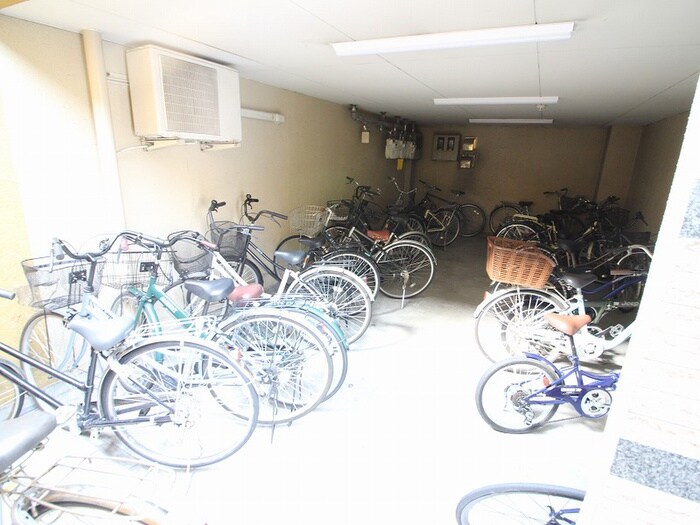物件外観写真4　(駐輪場)