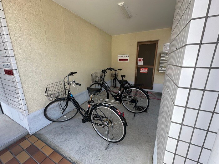 物件外観写真4　(駐輪場)