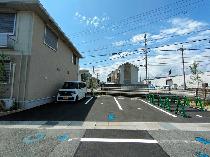 物件外観写真5　(駐車場)