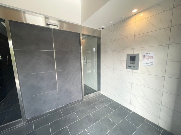 物件外観写真3　(エントランス部分)