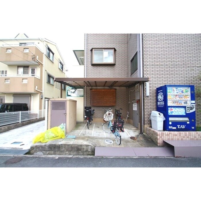 物件外観写真4　(駐輪場)