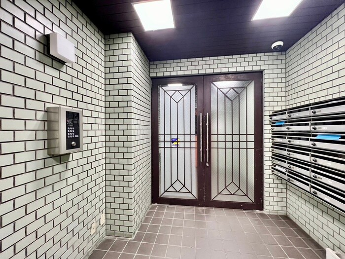 物件外観写真2　(エントランス部分)