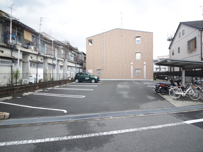 物件外観写真5　(駐車場)