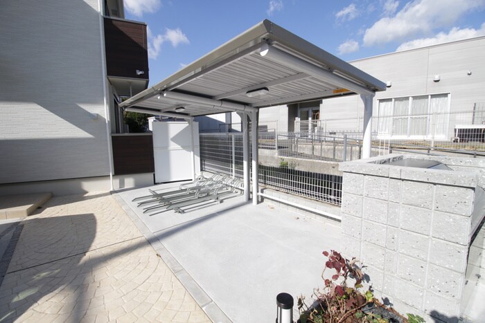 物件外観写真4　(駐輪場)