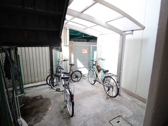 物件外観写真4　(駐輪場)