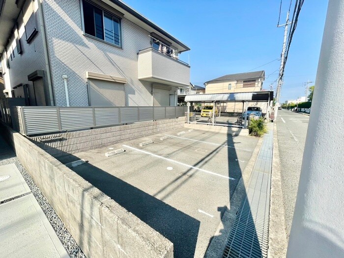 物件外観写真4　(駐車場)