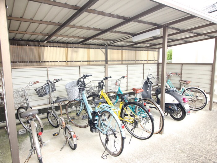 物件外観写真4　(駐輪場)