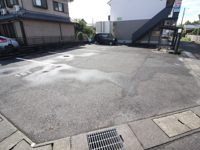 物件外観写真2　(駐車場)