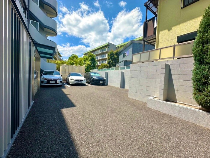 物件外観写真4　(駐車場)
