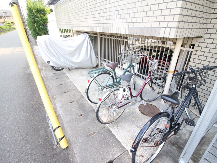 物件外観写真5　(駐輪場)