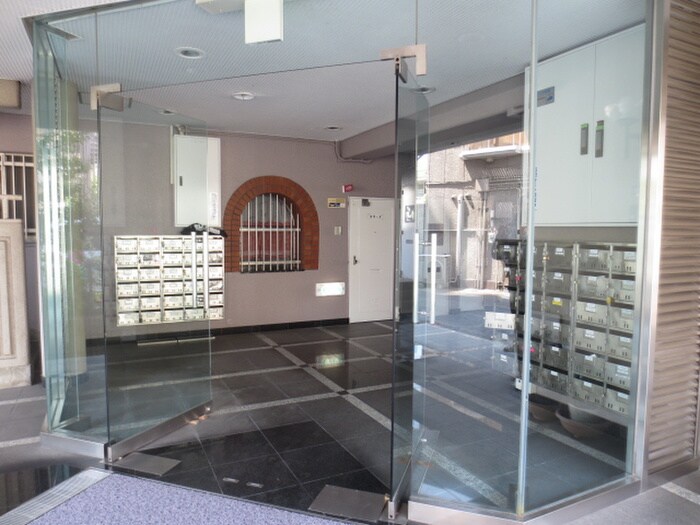 物件外観写真2　(エントランス部分)