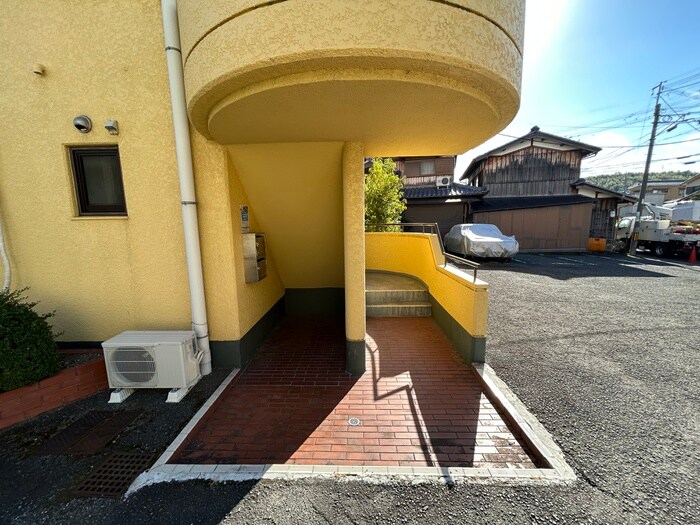 物件外観写真2　(エントランス部分)