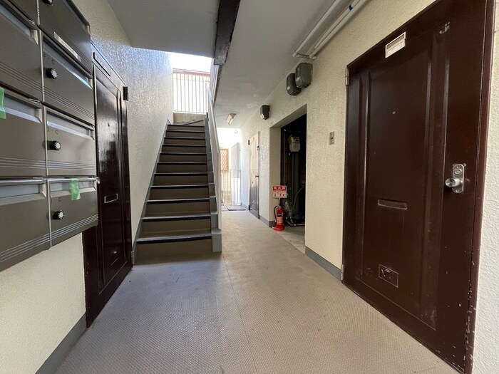 物件外観写真6　(エントランス部分)