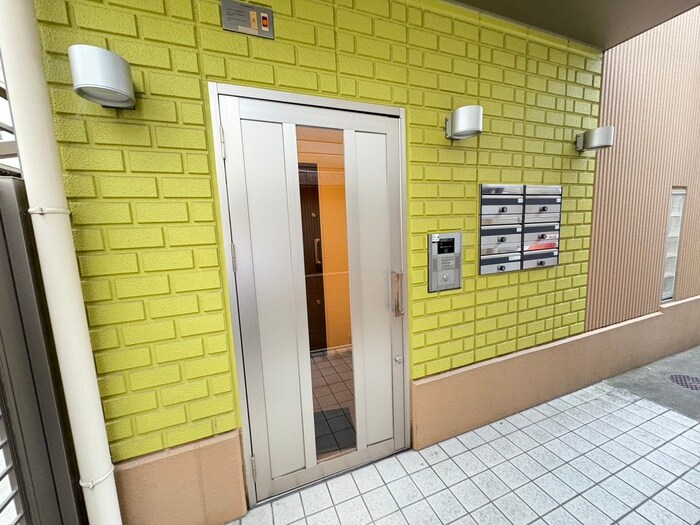 物件外観写真2　(エントランス部分)