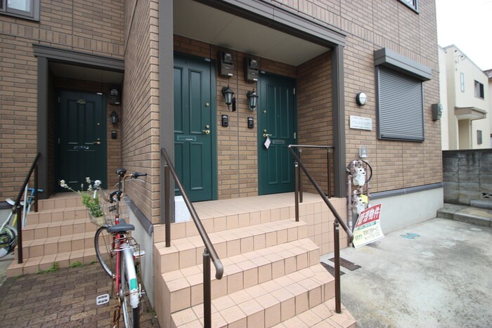 物件外観写真2　(エントランス部分)