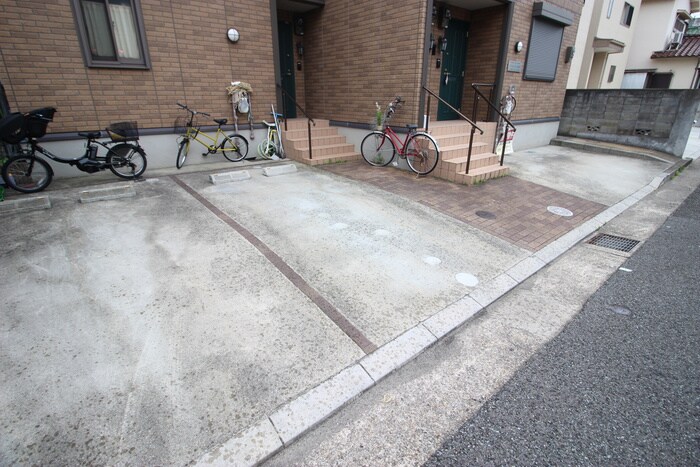 物件外観写真3　(駐車場)