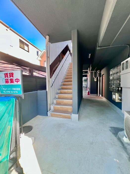 物件外観写真3　(エントランス部分)