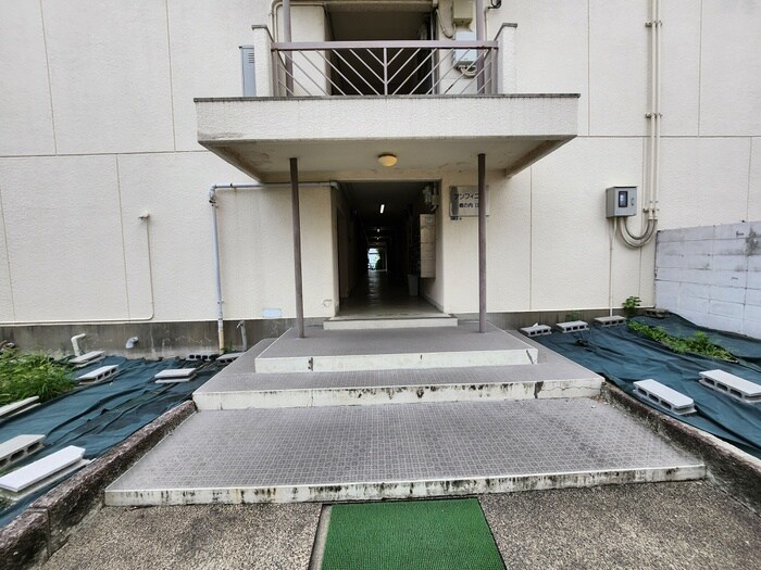 物件外観写真3　(エントランス部分)
