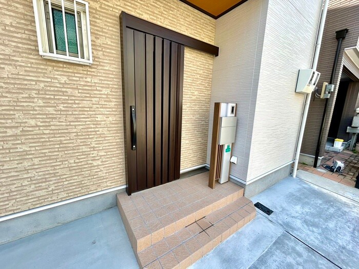 物件外観写真2　(エントランス部分)