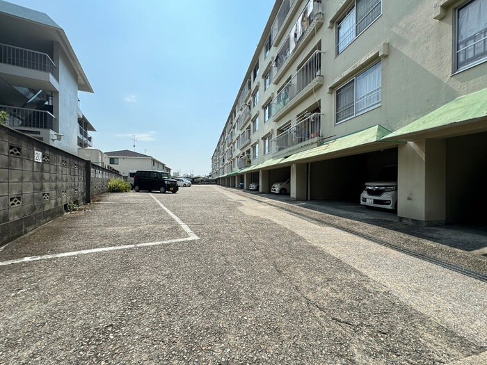 物件外観写真2　(駐車場)