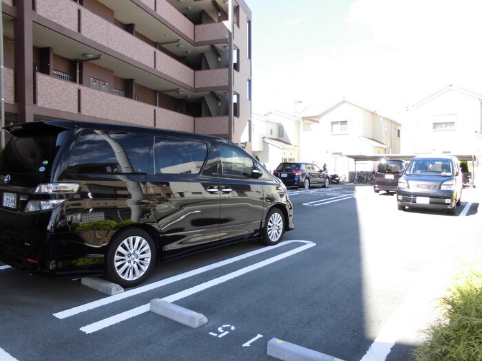 物件外観写真3　(駐車場)