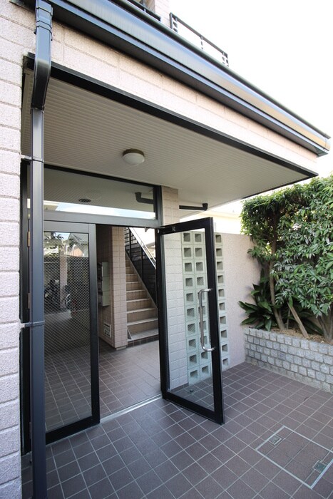 物件外観写真4　(エントランス部分)