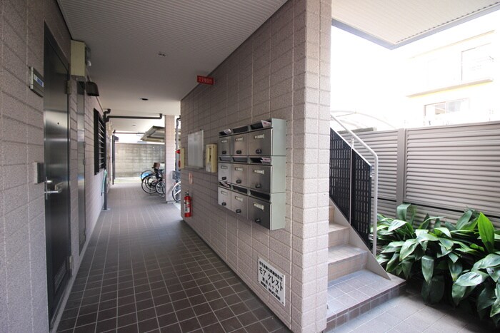 物件外観写真5　(エントランス部分)