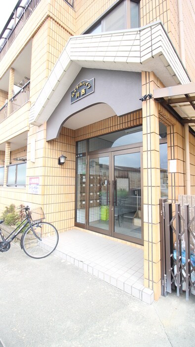 物件外観写真3　(エントランス部分)