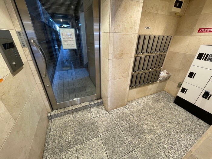 エレガンス西院のエントランス部分