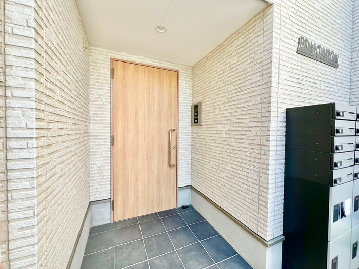 物件外観写真2　(エントランス部分)