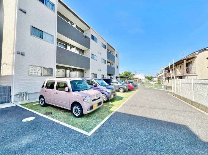 物件外観写真3　(駐車場)