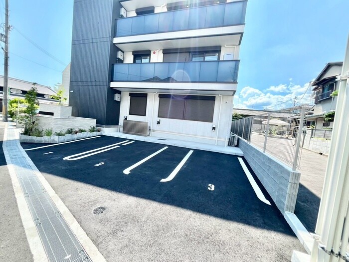 物件外観写真2　(駐車場)