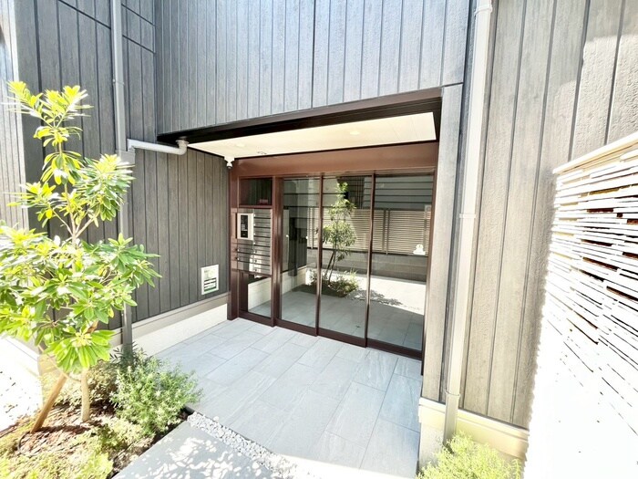 物件外観写真3　(エントランス部分)