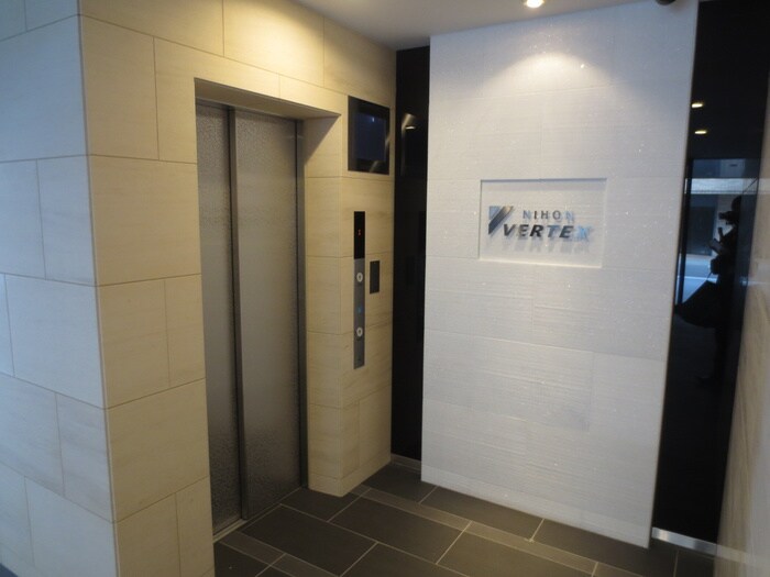 物件外観写真6　(エントランス部分)