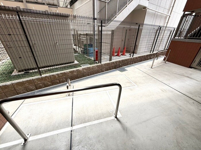 物件外観写真4　(バイク置き場)