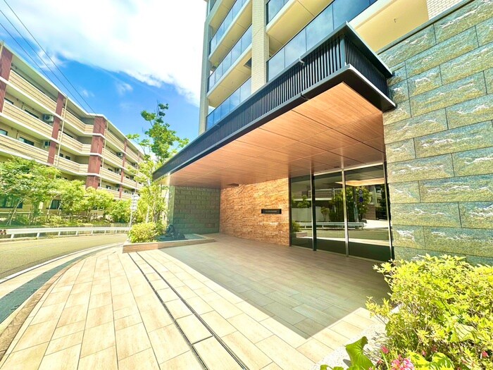 物件外観写真3　(エントランス部分)