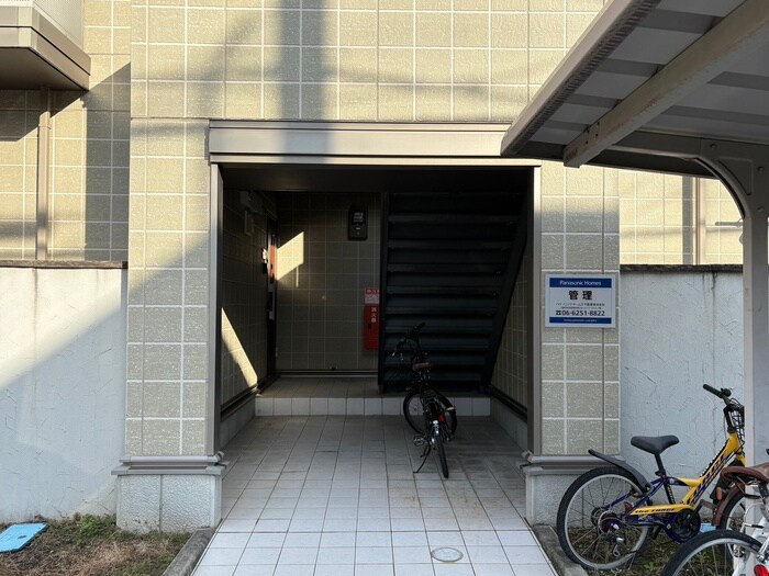 物件外観写真2　(エントランス部分)