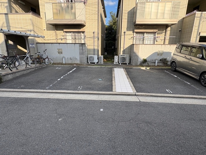 物件外観写真4　(駐車場)