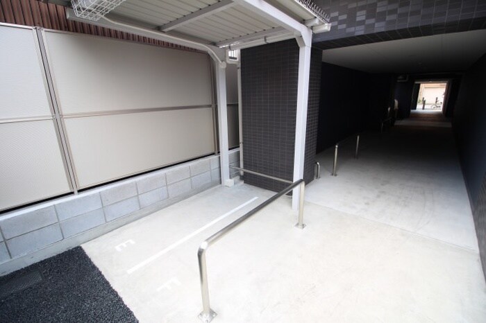 物件外観写真5　(バイク置き場)