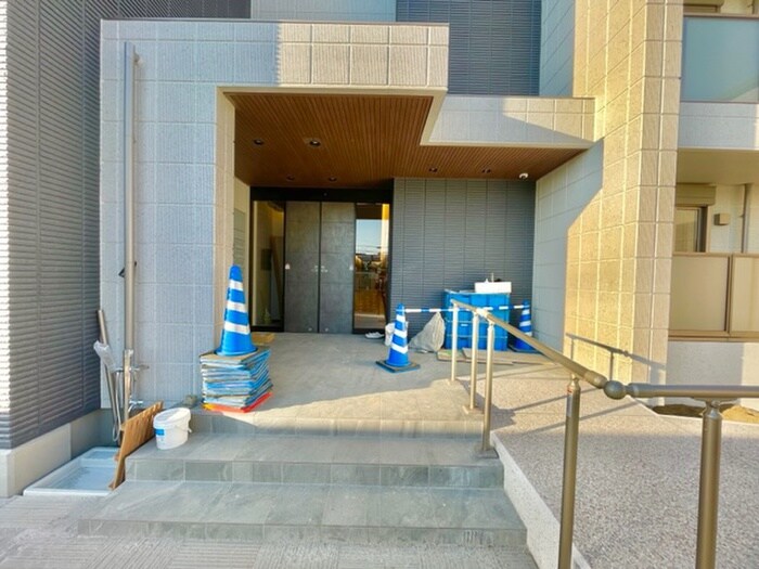 物件外観写真3　(エントランス部分)