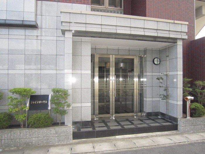 物件外観写真3　(エントランス部分)